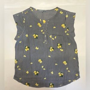 Sweet rain Lemon short sleeve top Size: L